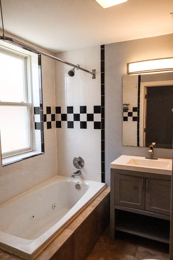 Saint Louis Apartment: 757 Syracuse Ave
