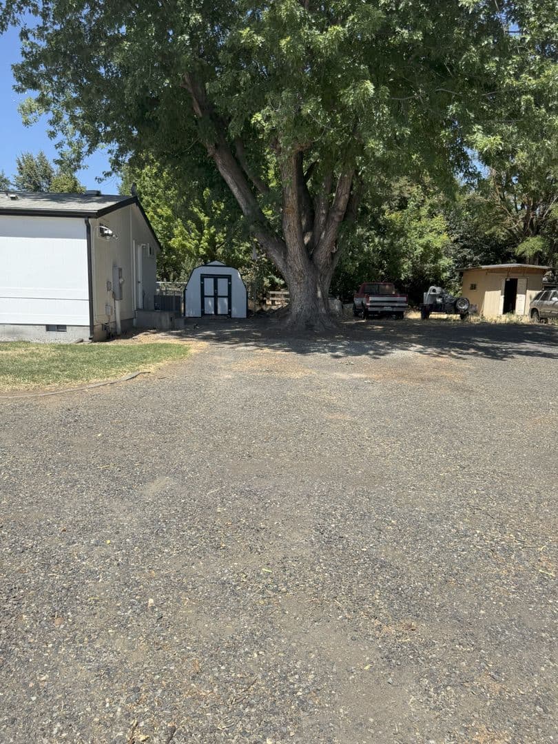 Echo House: 805 E Gerone St
