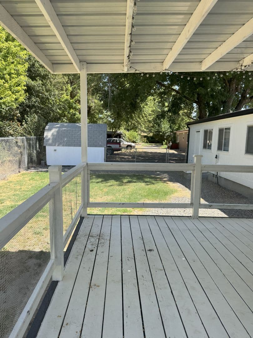 Echo House: 805 E Gerone St