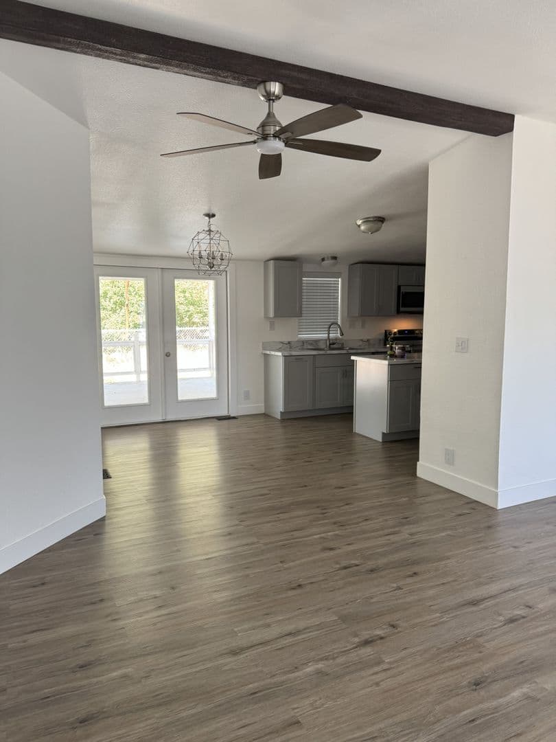 Echo House: 805 E Gerone St