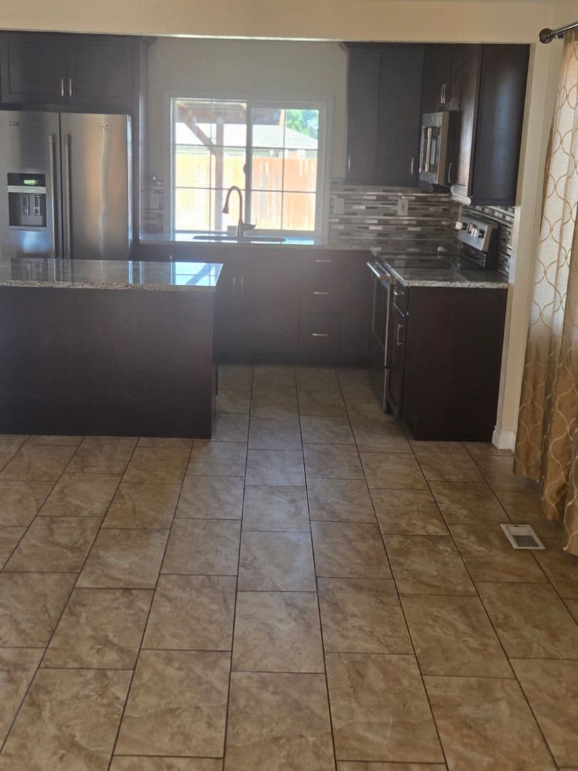Hermiston House: 810 W Johns Ave