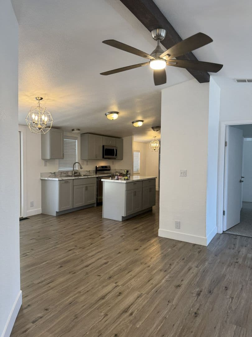 Echo House: 805 E Gerone St