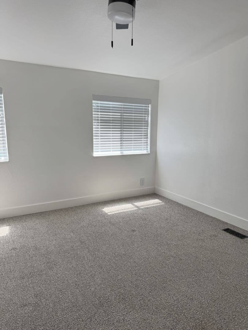 Echo House: 805 E Gerone St
