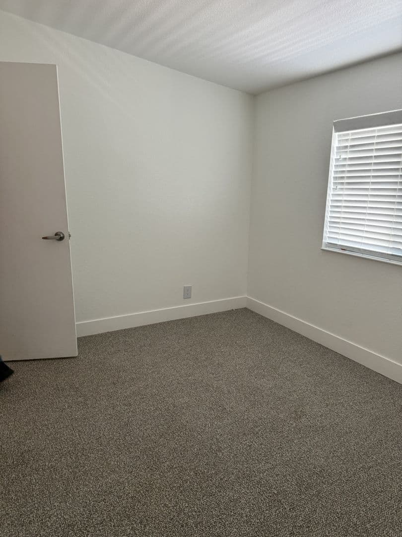 Echo House: 805 E Gerone St