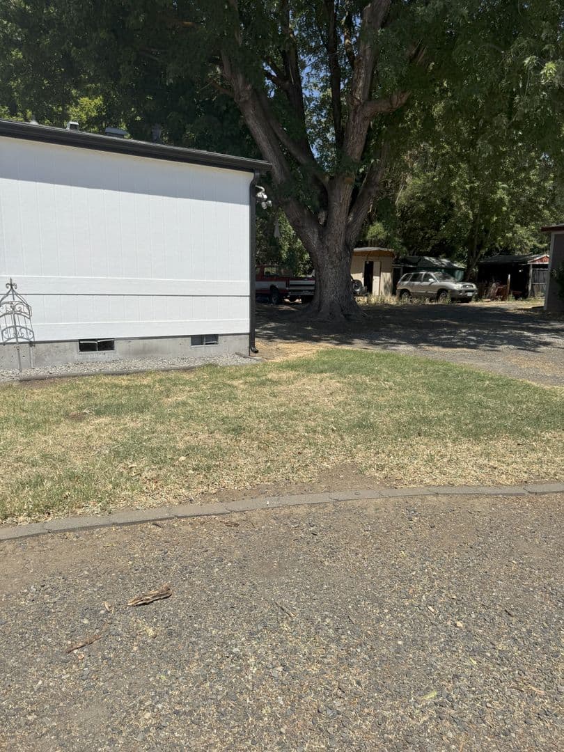Echo House: 805 E Gerone St