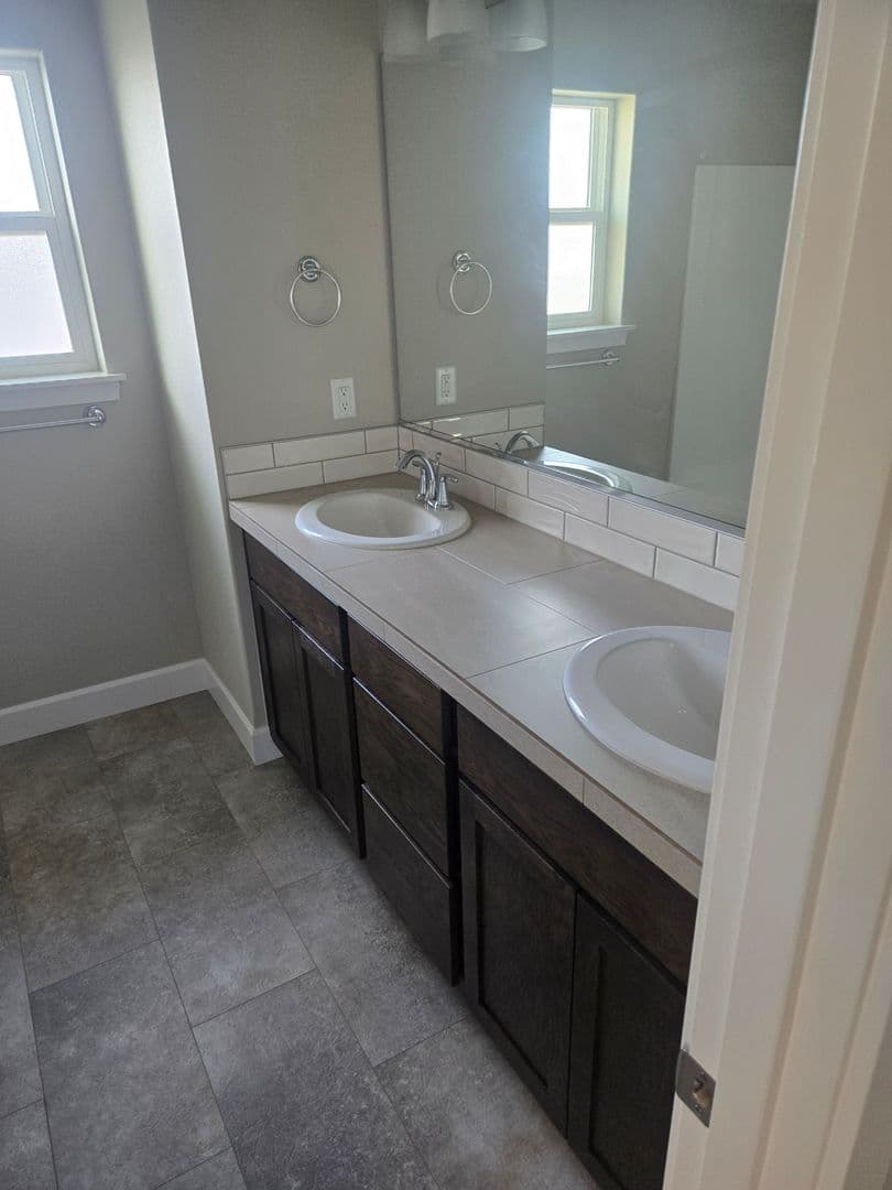 Hermiston House: 564 E Legacy Ave