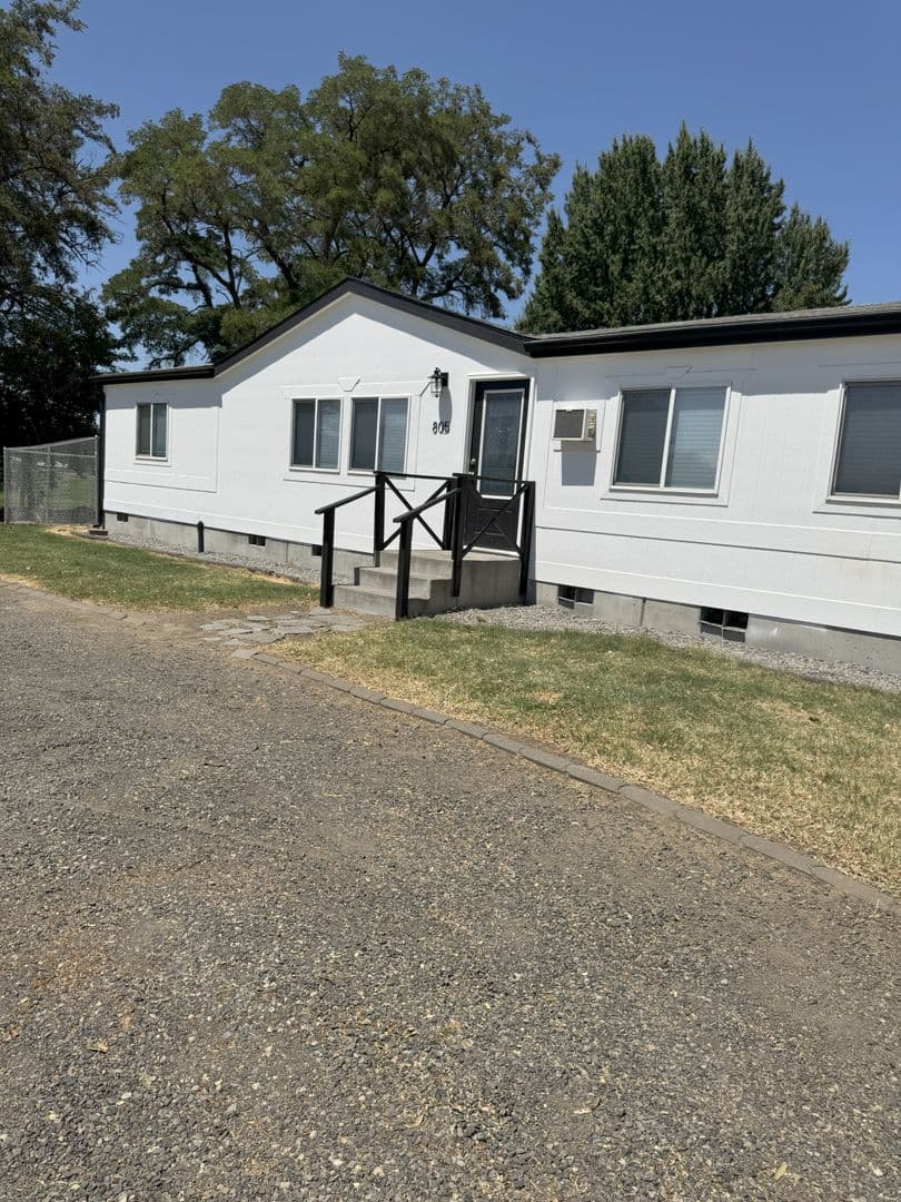 Echo House: 805 E Gerone St