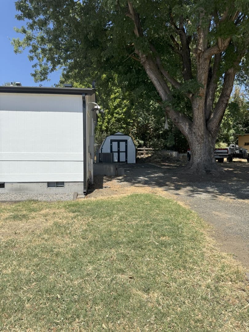Echo House: 805 E Gerone St