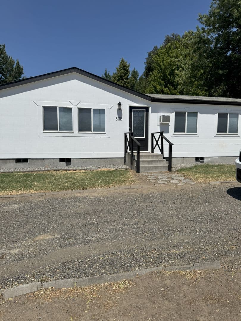 Echo House: 805 E Gerone St