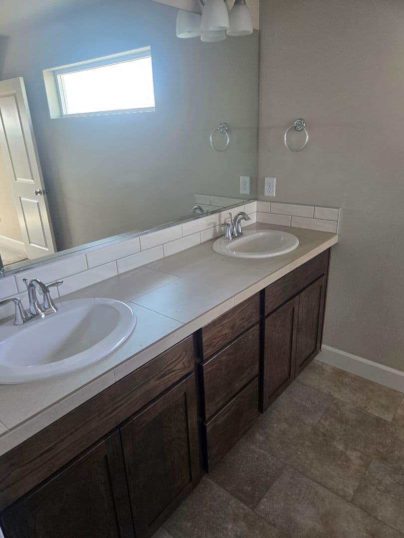 Hermiston House: 564 E Legacy Ave