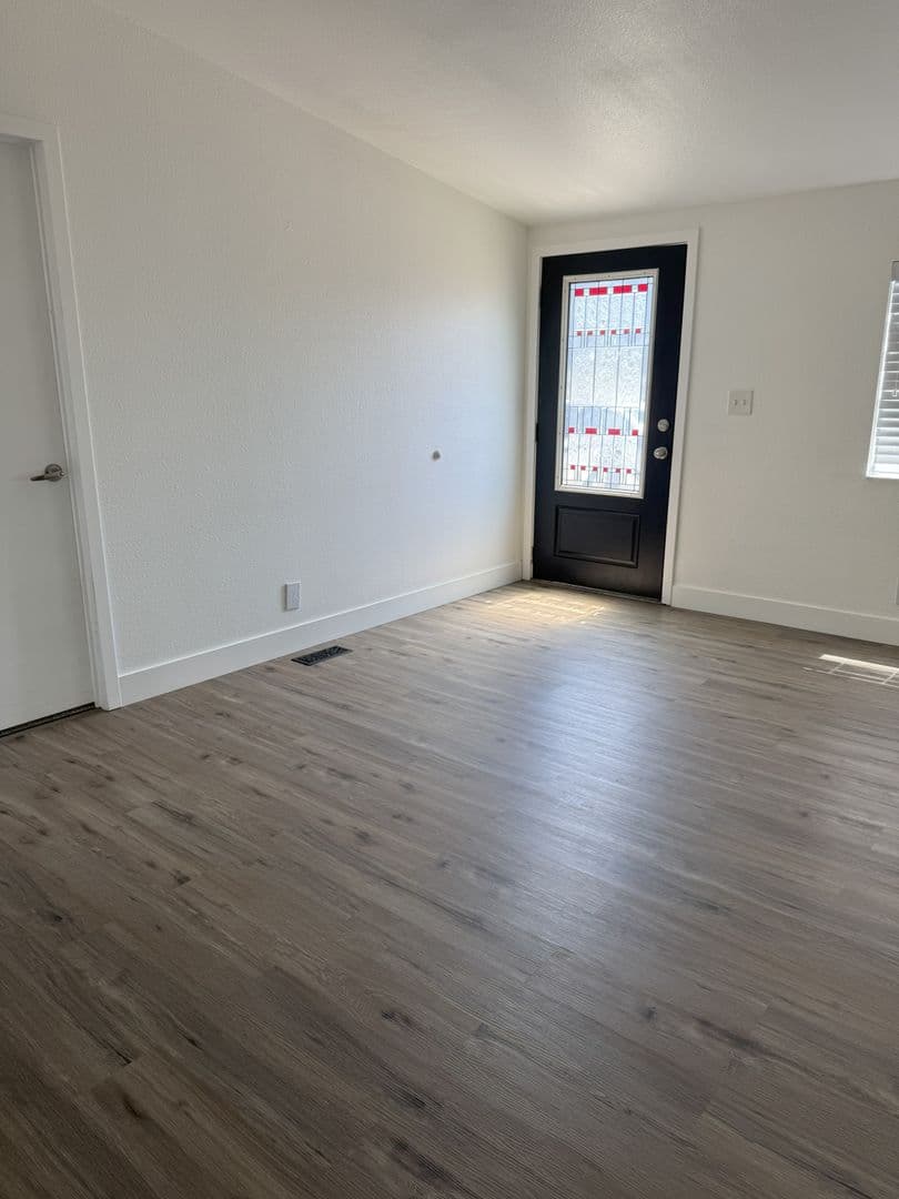 Echo House: 805 E Gerone St