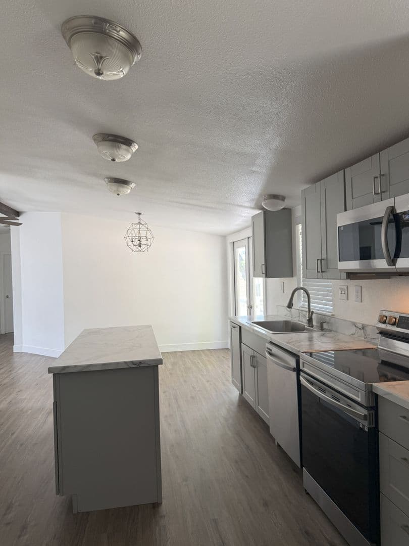 Echo House: 805 E Gerone St