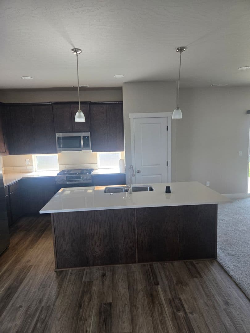 Hermiston House: 564 E Legacy Ave