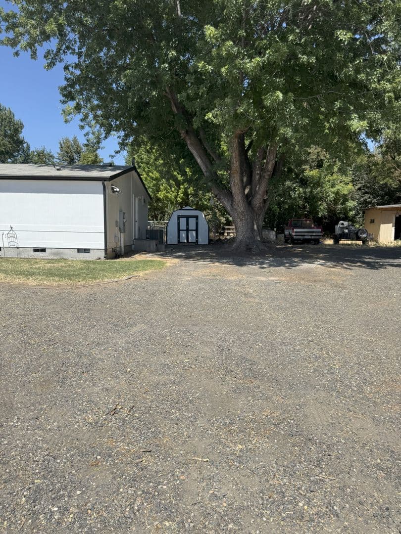 Echo House: 805 E Gerone St