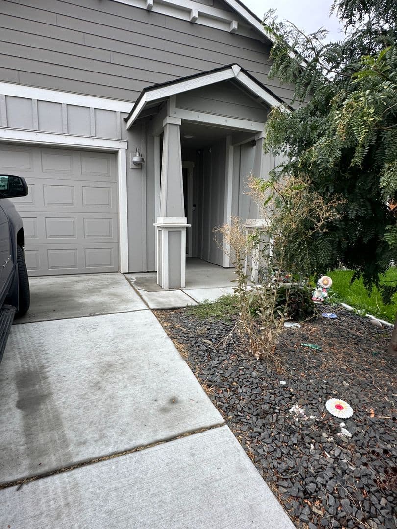 Hermiston House: 1995 NW 6th St