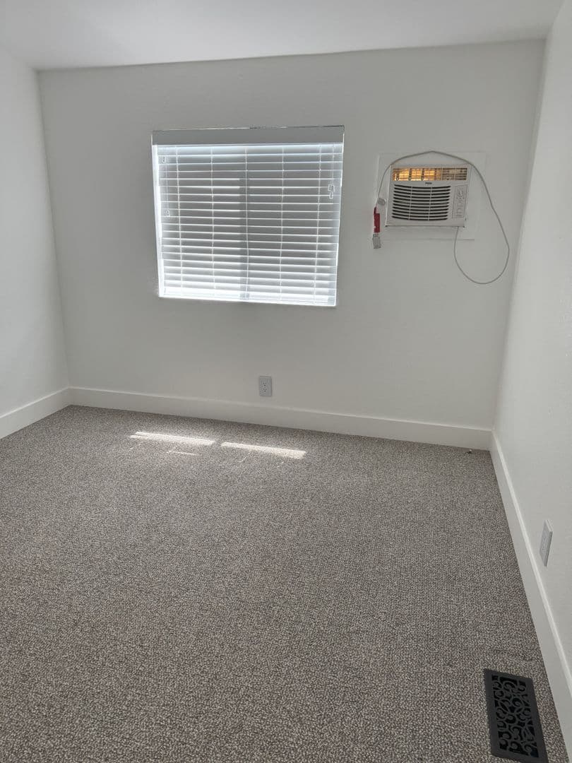 Echo House: 805 E Gerone St