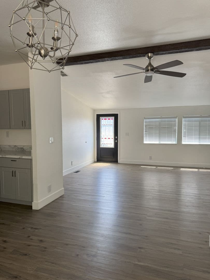 Echo House: 805 E Gerone St