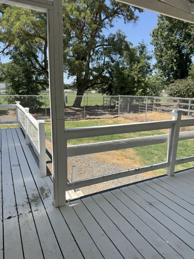 Echo House: 805 E Gerone St