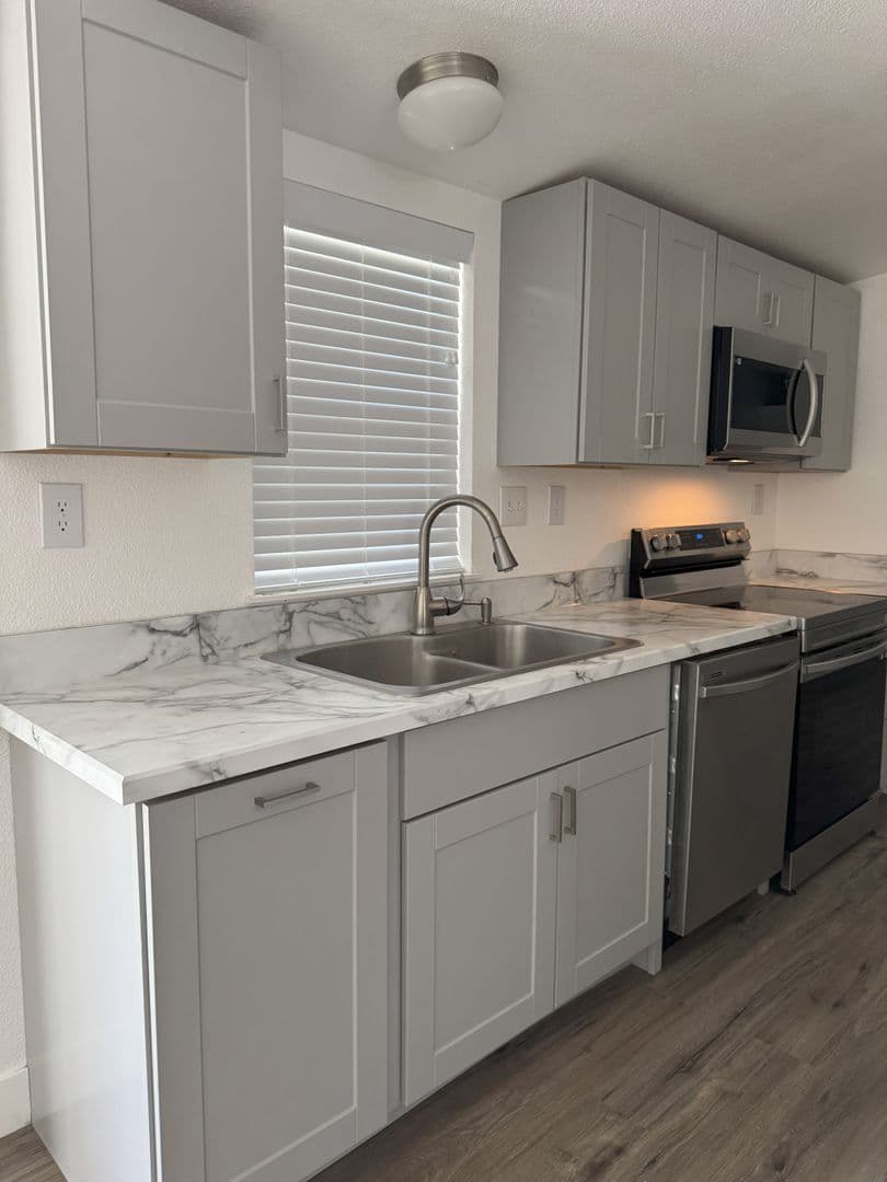 Echo House: 805 E Gerone St