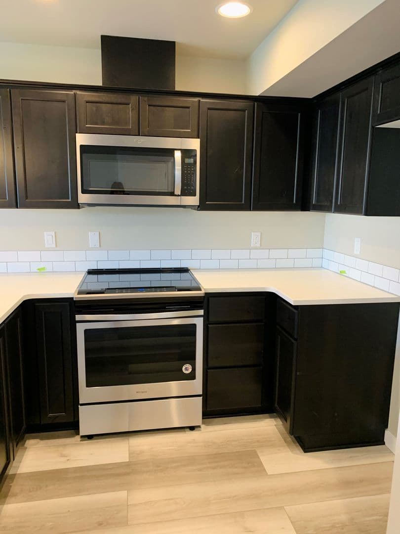 Hermiston House: 803 E Autumn Ave