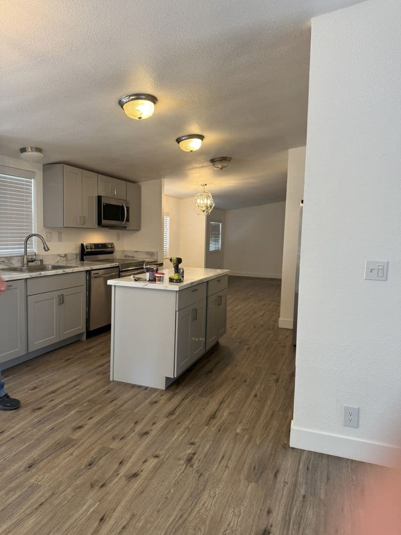 Echo House: 805 E Gerone St