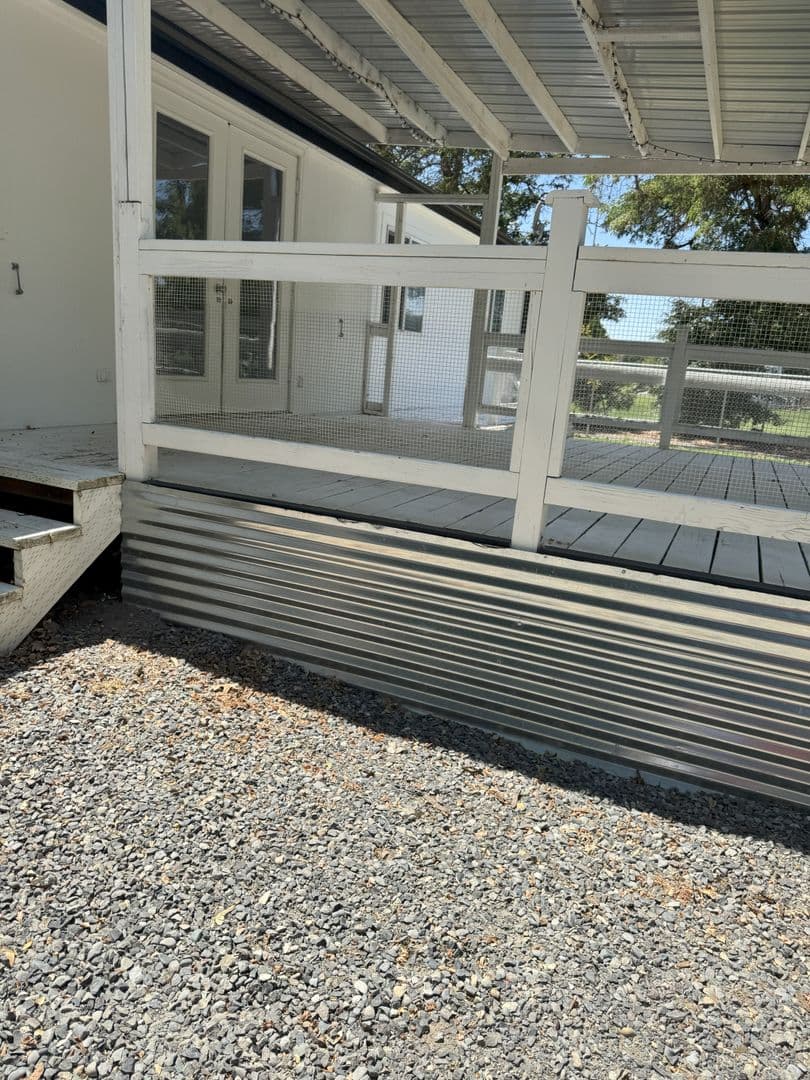Echo House: 805 E Gerone St