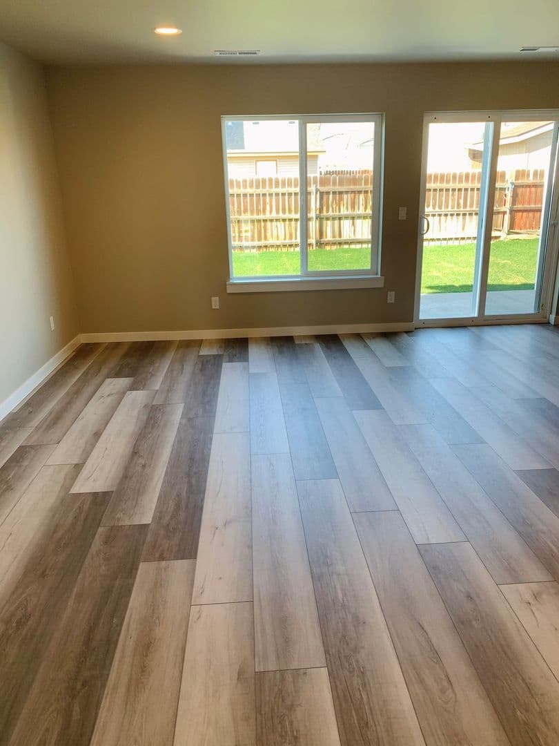 Hermiston House: 803 E Autumn Ave