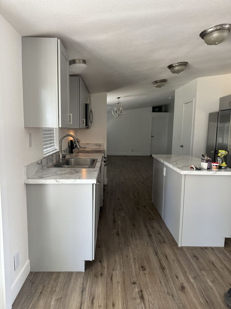 Echo House: 805 E Gerone St