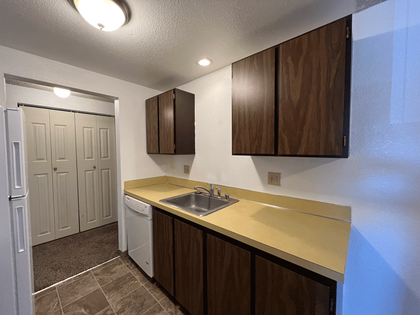 Umatilla Apartment: 605 Umatilla Ave