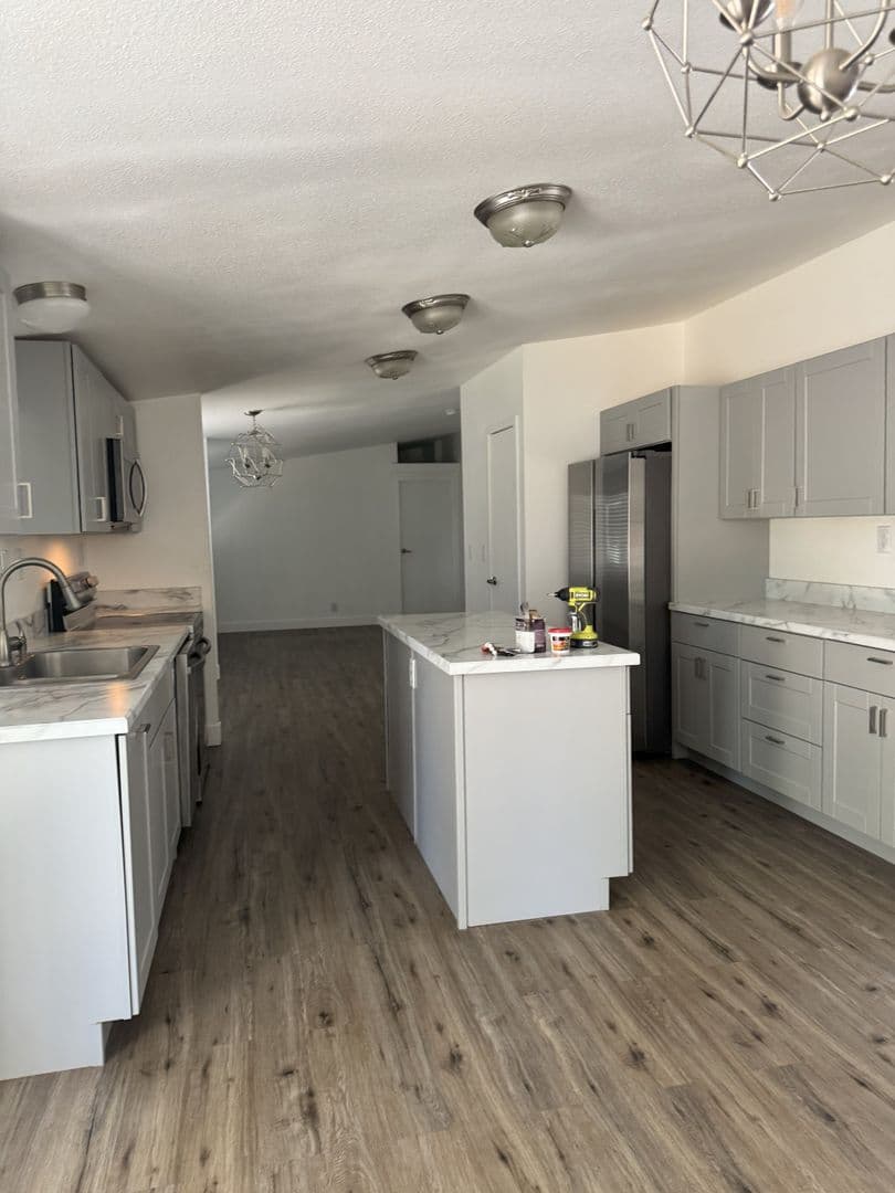 Echo House: 805 E Gerone St