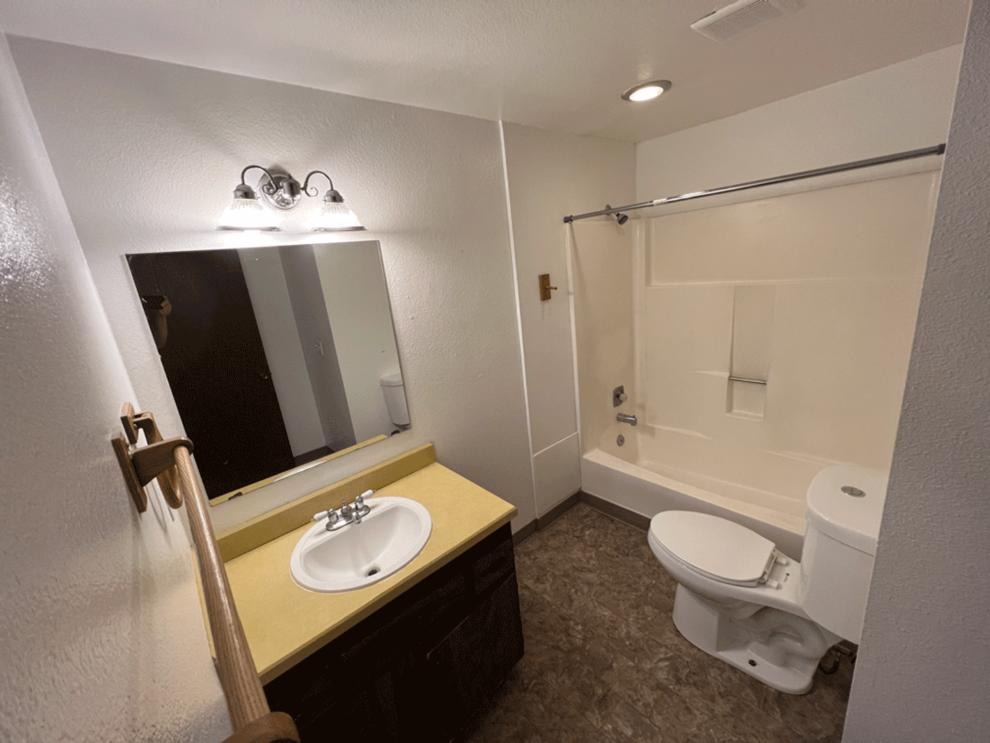 Umatilla Apartment: 605 Umatilla Ave