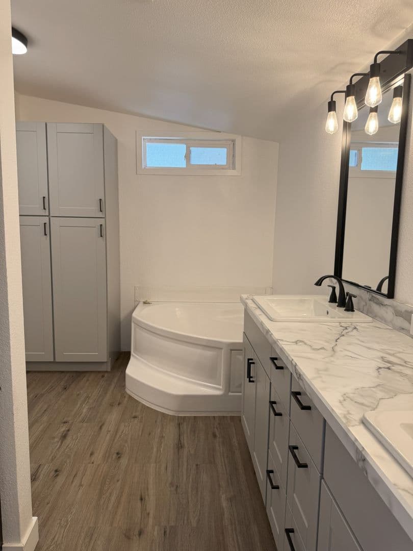 Echo House: 805 E Gerone St