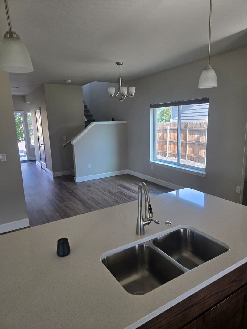 Hermiston House: 564 E Legacy Ave