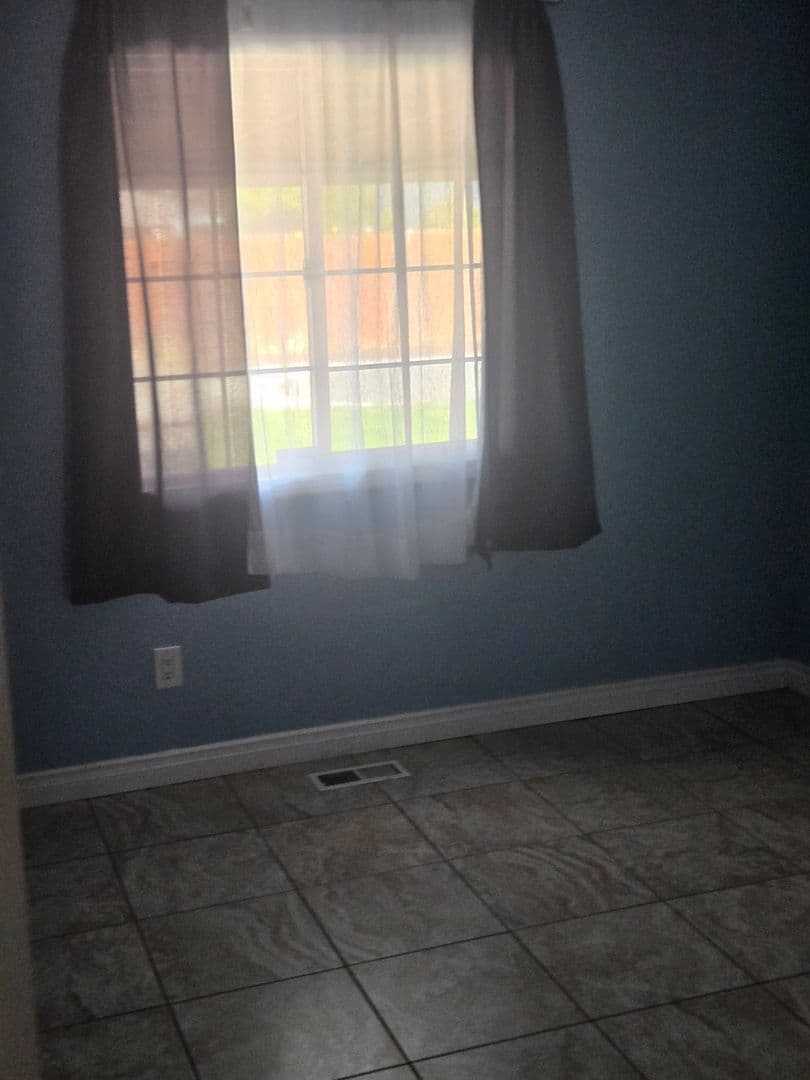 Hermiston House: 810 W Johns Ave