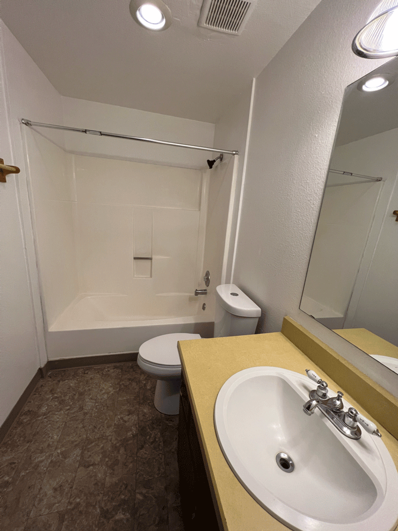 Umatilla Apartment: 605 Umatilla Ave