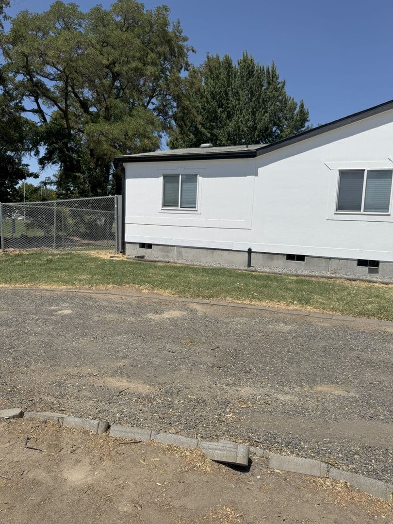 Echo House: 805 E Gerone St