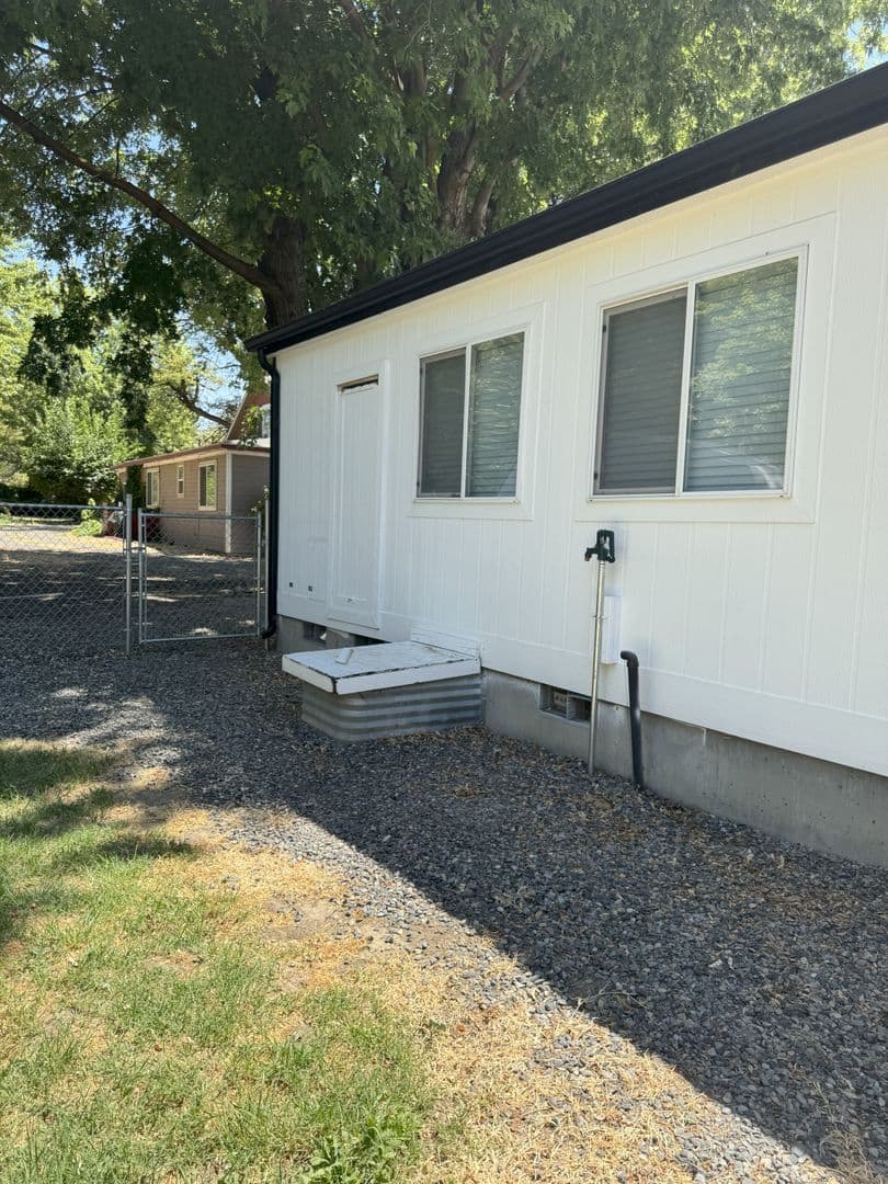 Echo House: 805 E Gerone St