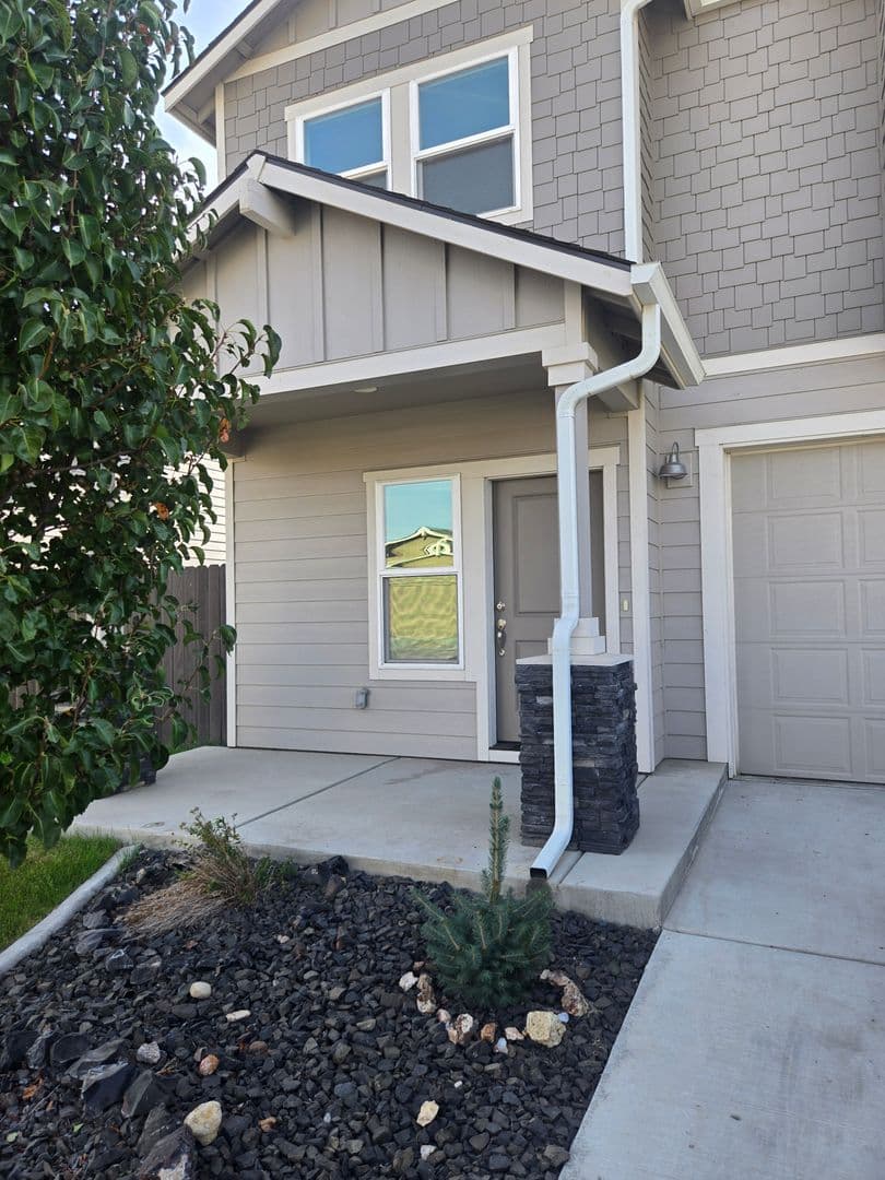 Hermiston House: 564 E Legacy Ave