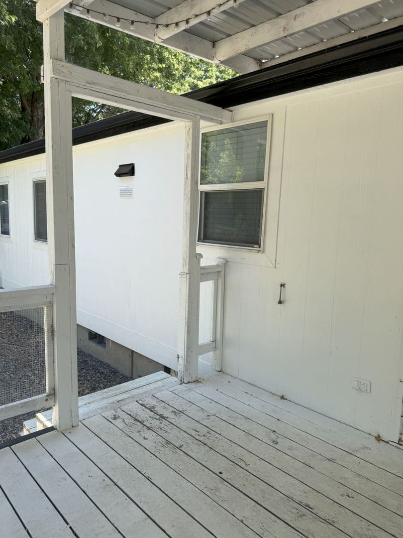 Echo House: 805 E Gerone St