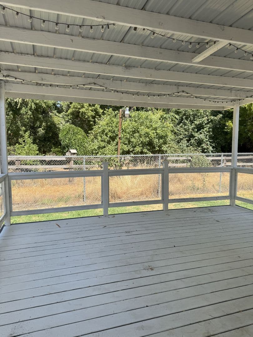 Echo House: 805 E Gerone St