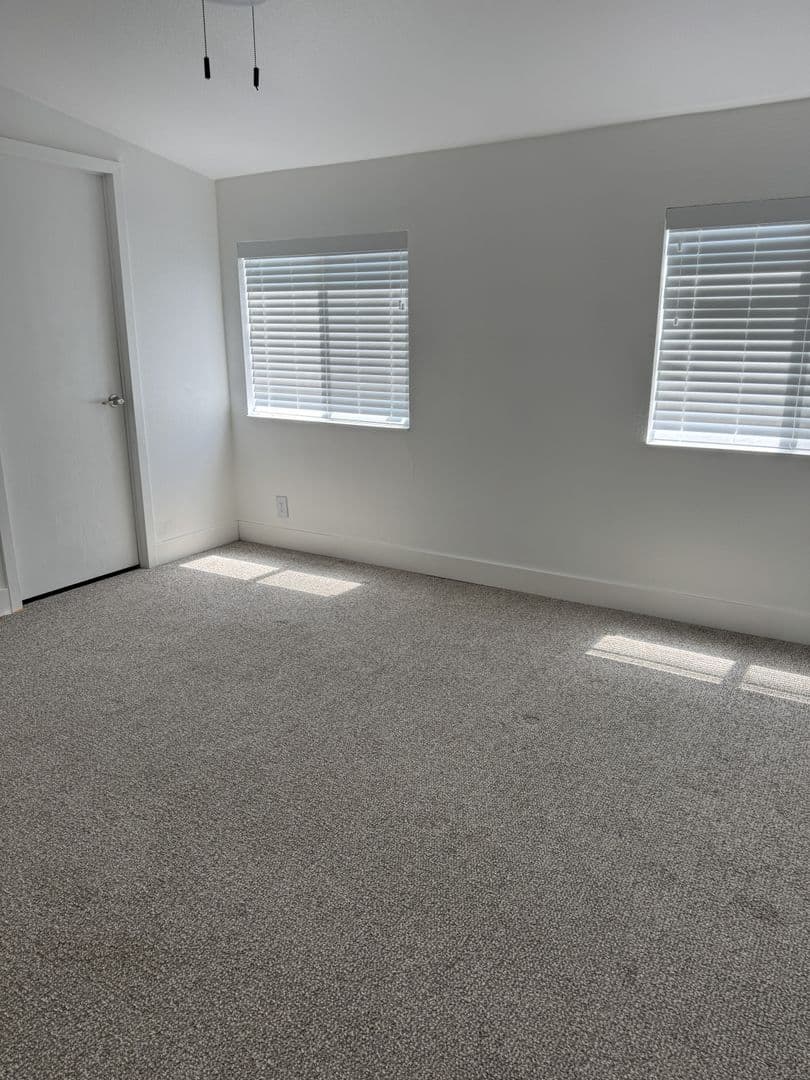 Echo House: 805 E Gerone St