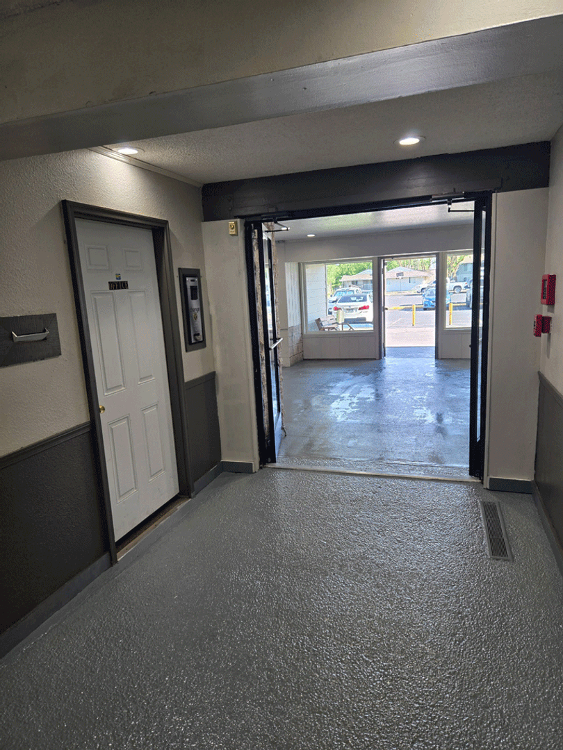 Umatilla Apartment: 605 Umatilla Ave