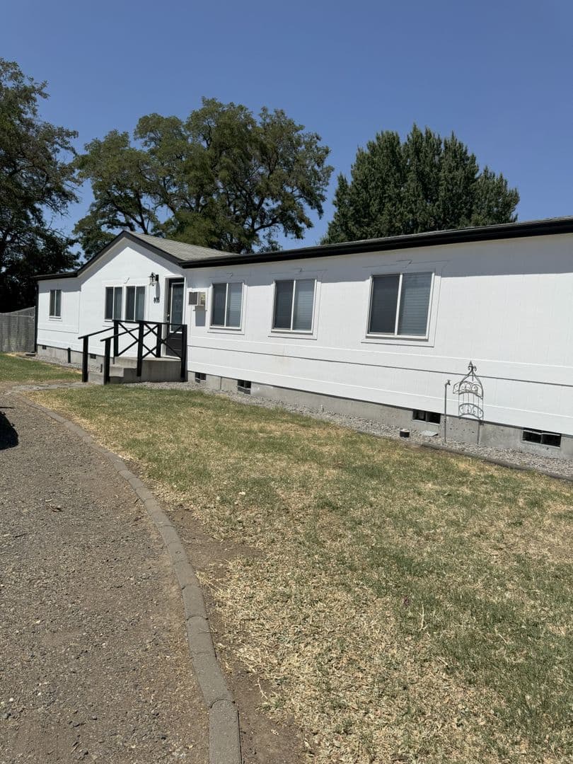Echo House: 805 E Gerone St