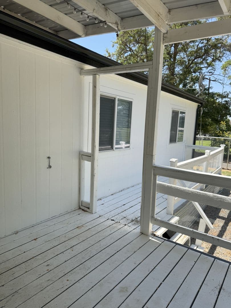 Echo House: 805 E Gerone St