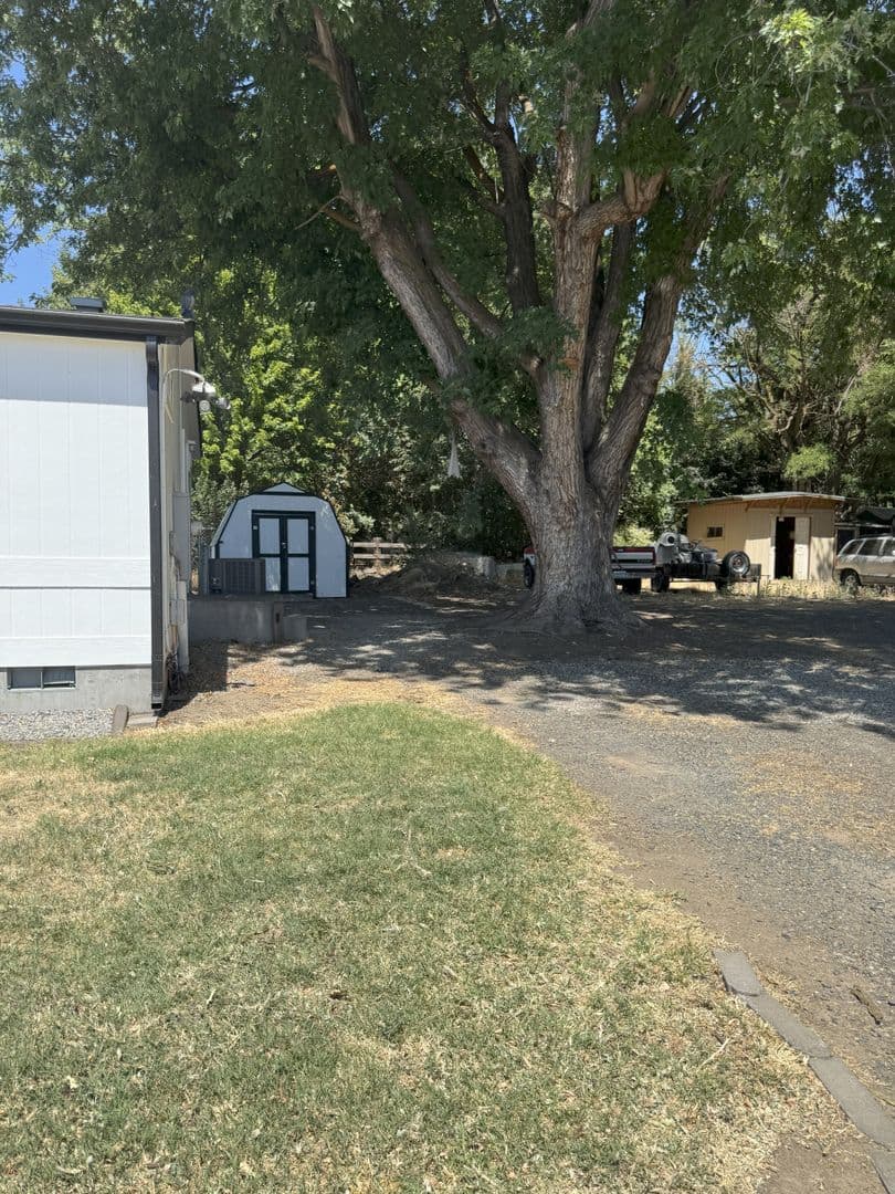 Echo House: 805 E Gerone St
