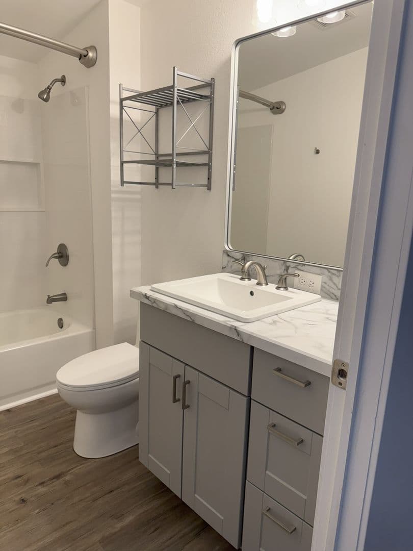 Echo House: 805 E Gerone St