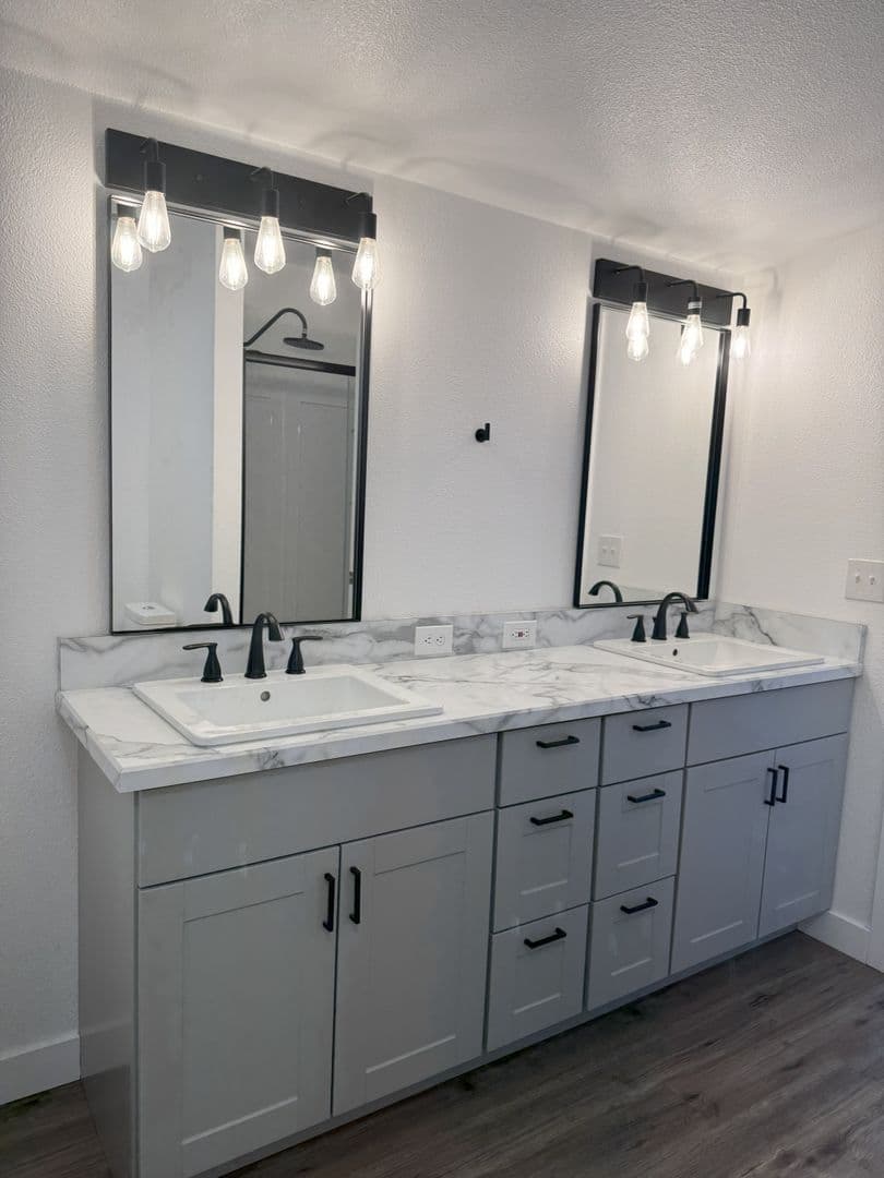Echo House: 805 E Gerone St