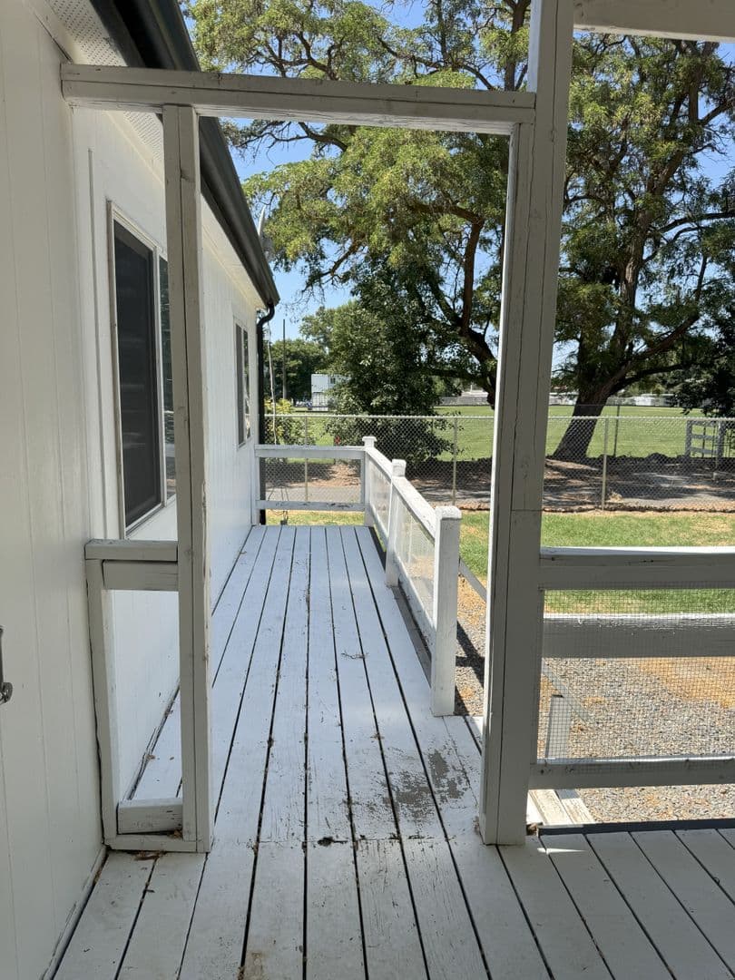 Echo House: 805 E Gerone St