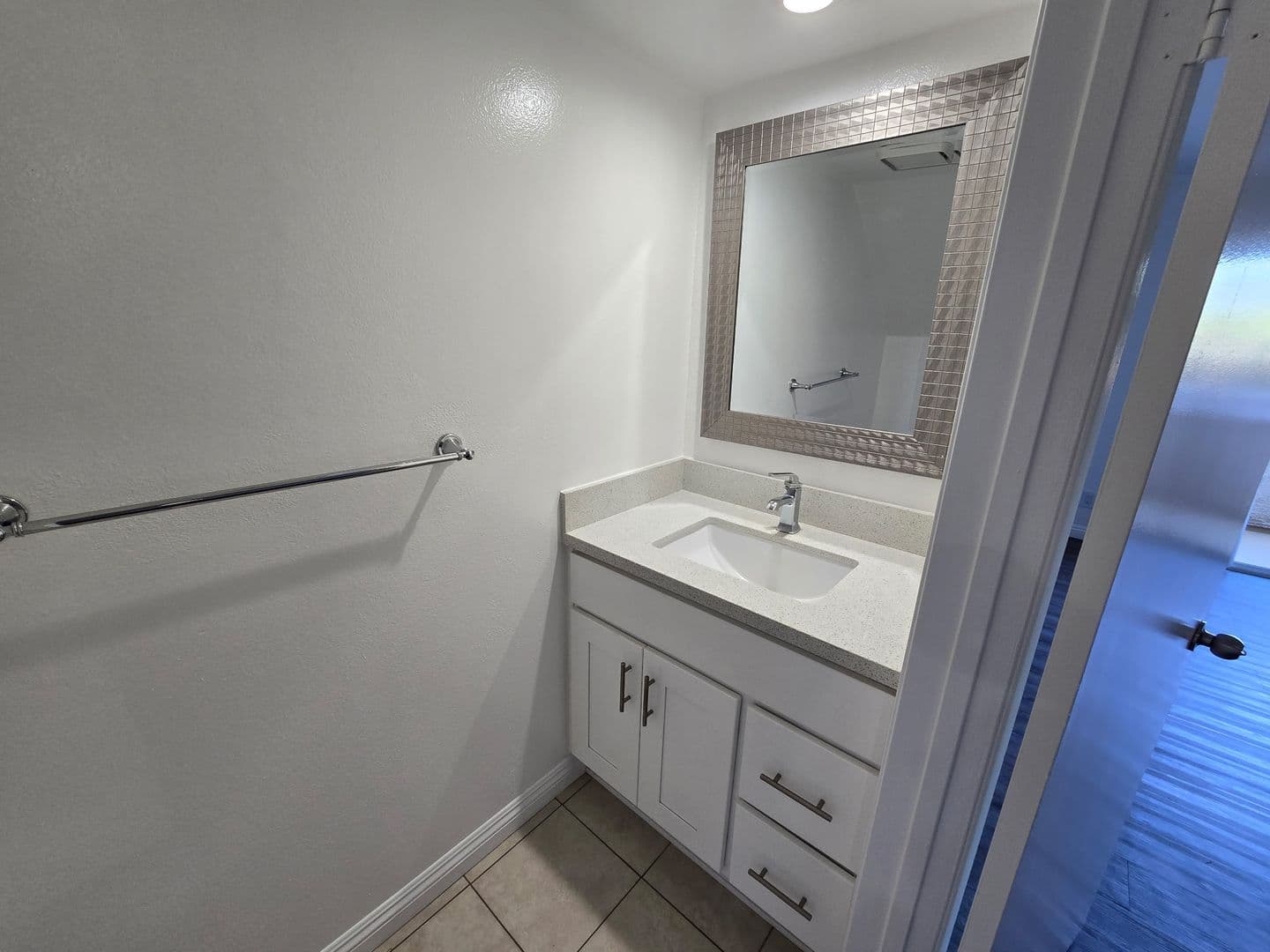 Los Angeles Apartment: 4424 South Centinela