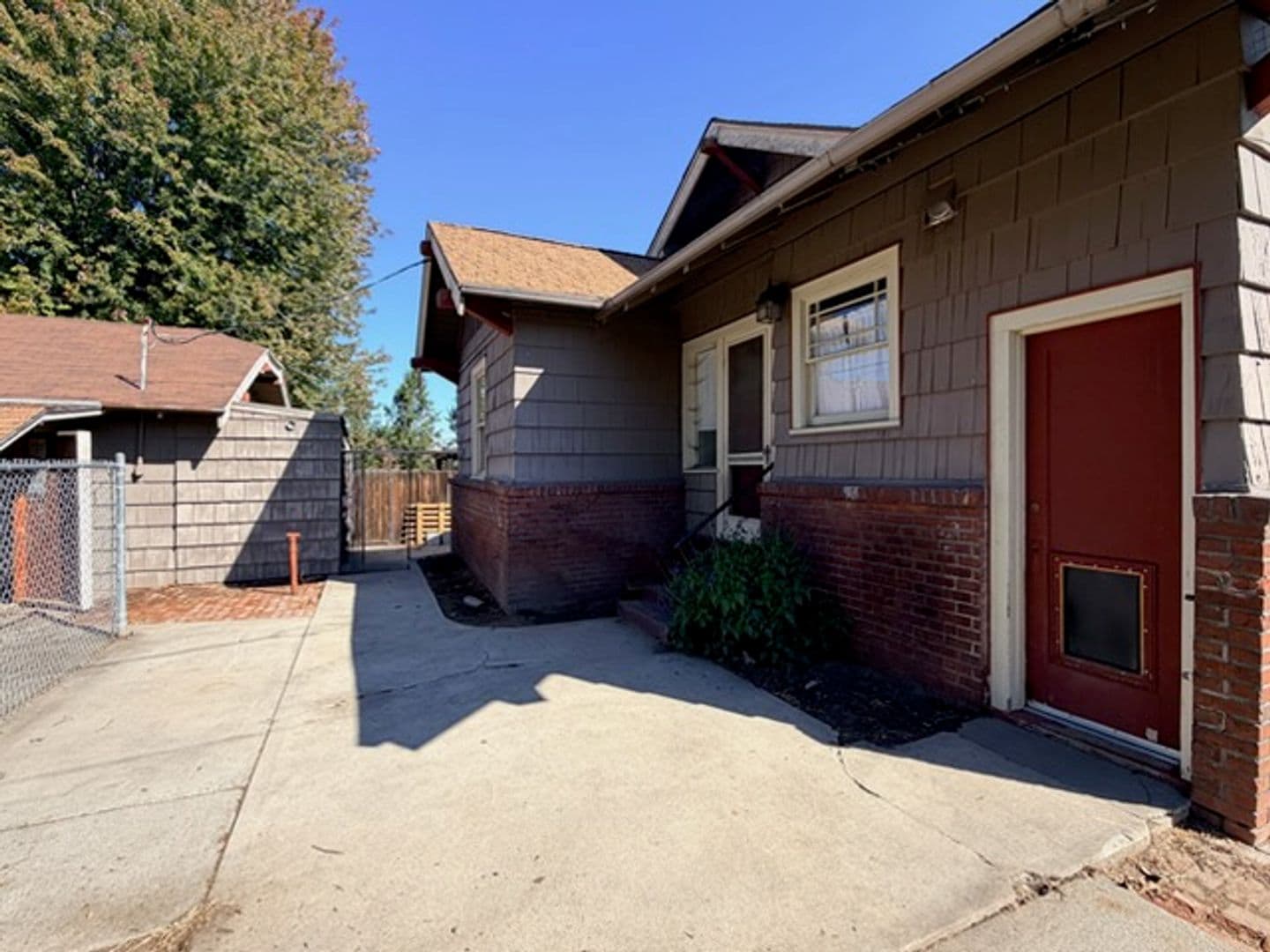Wenatchee House: 120 S Franklin Av e